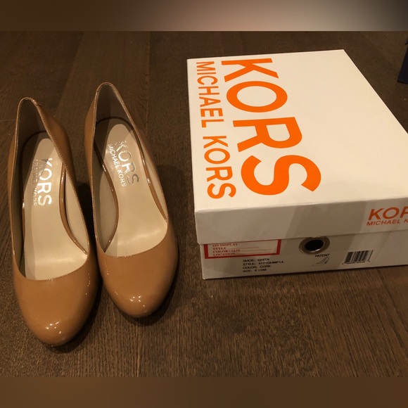 Micheal Kors leather patent pumps beige size 6.5 - Picture 3 of 11
